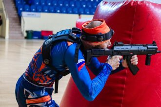 Боец LASERWAR в прицеле у красного надувного укрытия.